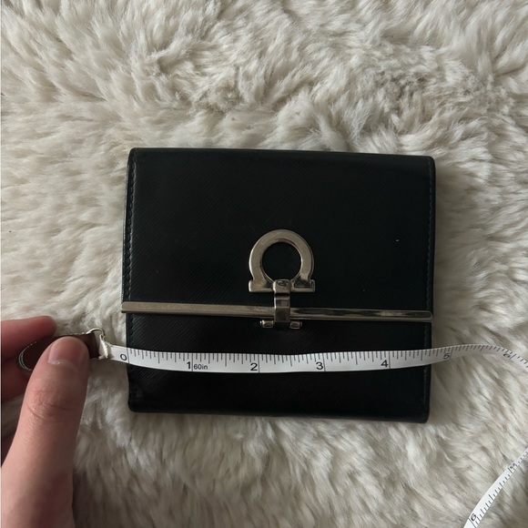 Salvatore Ferragamo - Gancini Key Ring Black Leather Bi Fold Wallet - Picture 15 of 16
